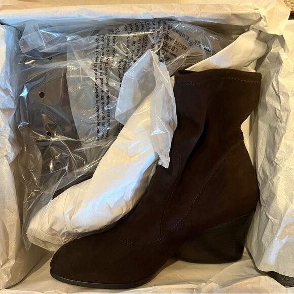 New in Box Donald Pliner Pandra Pull On Stretch Slip On Ankle Brown Suede Bootie - Picture 2 of 5